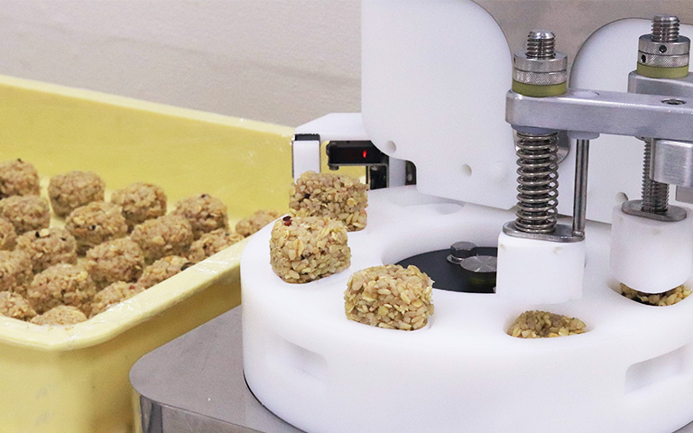 Bite-Sized! A Labor-Saving Proposal for Two People Making Small Oatmeal Rice Balls